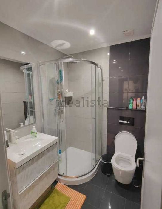 Two-bedroom apartment for rent in Rua República da Bolívia, Benfica