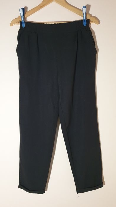 Czarne spodnie 7/8 z kieszeniami i paskami Sinsay