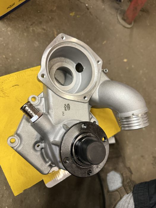 Pompa wody BMW E31 850 Ci / Csi  M70 Nowa …04162