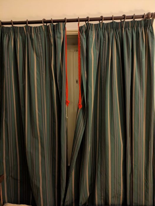 Cortinados verdes às riscas
