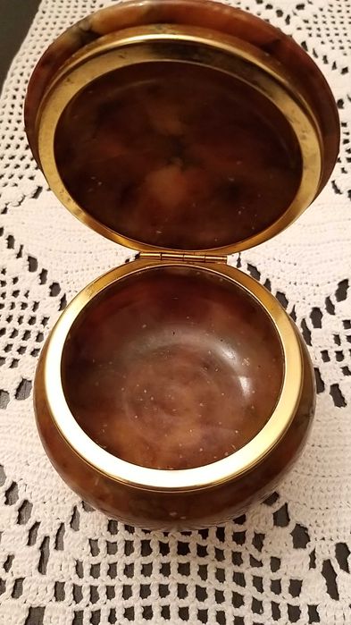 guarda joias italiano em alabastro com armação dourada