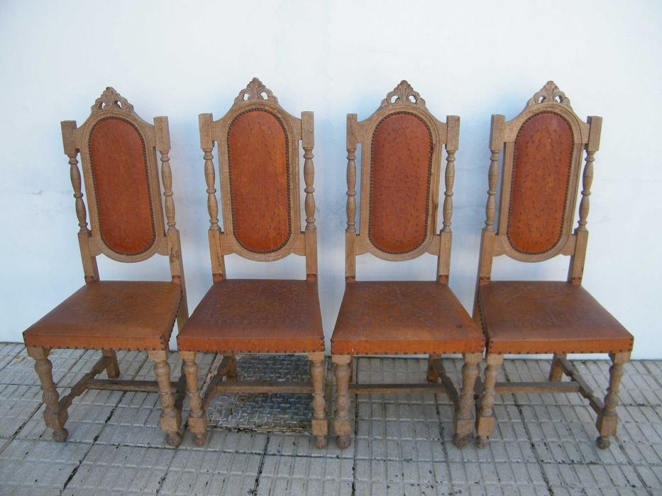 Cadeiras em pele natural em bom estado.