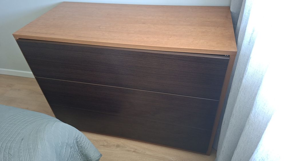 Mobília de quarto casal (cama, 2 mesas cabeceira  e cómoda)