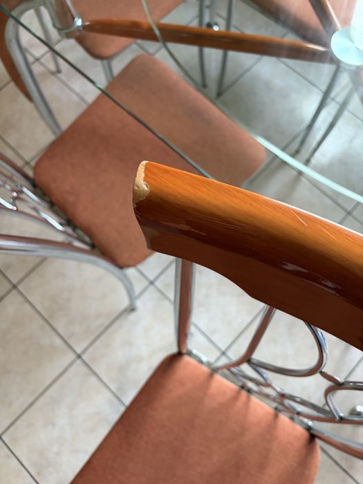 Szklany stół z krzesłami