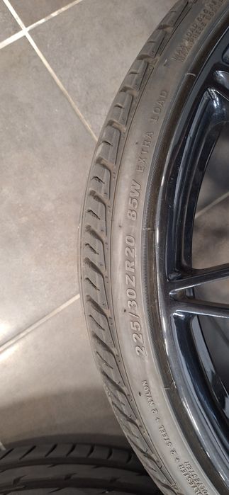 Pneus 225/30 R20