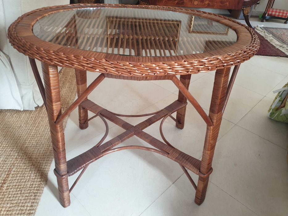 mesa de verga com tampo em vidro.
