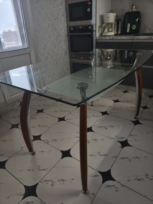 Стіл кухонний. Скляний.