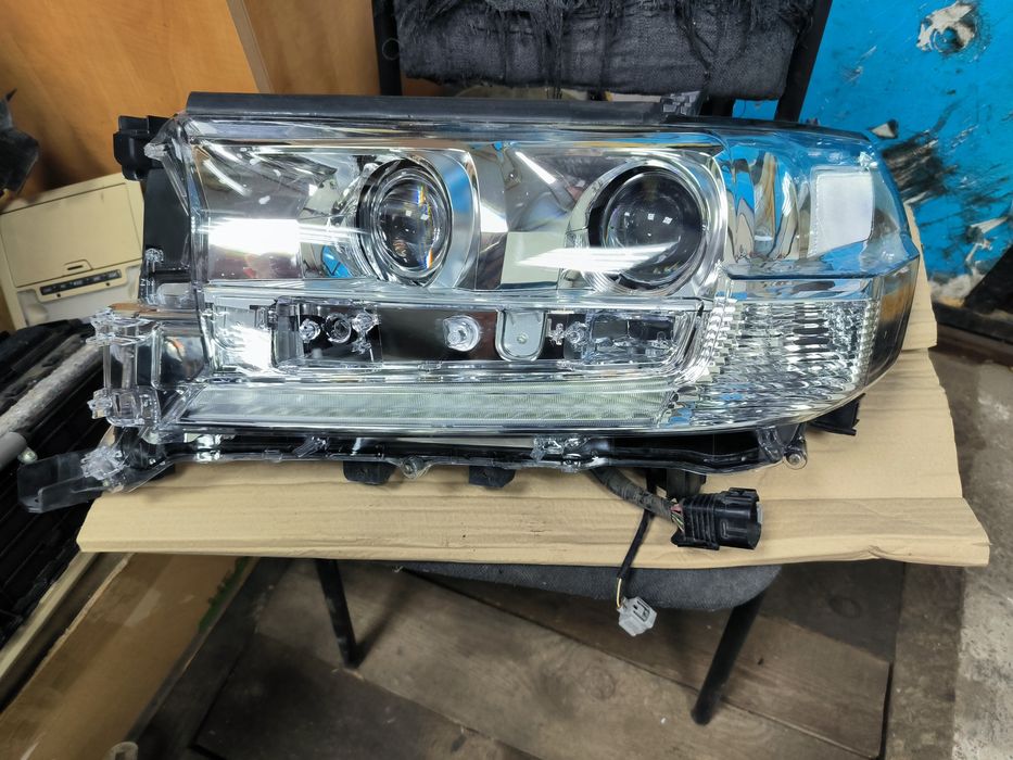 Фара правая  land cruiser 200 оригинал