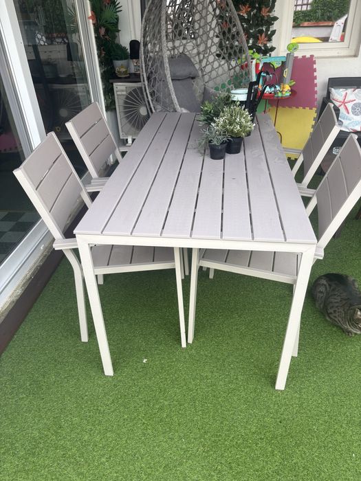 Mesa de jardim e cadeiras