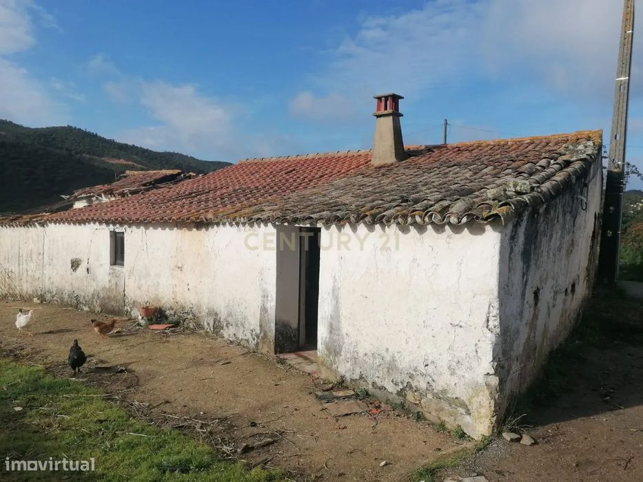 Moradia antiga com vários anexos para recuperação em Ribeira de Odelou