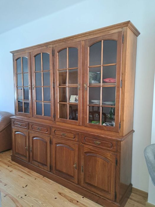 Clássico Louceiro de Castanho em Excelentes Condições