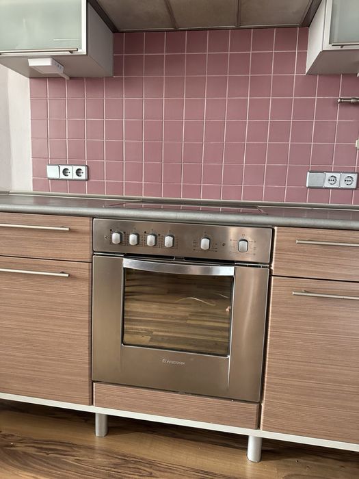 Кухня з технікою, у гарному стані