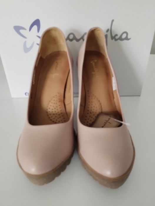 Czółenka skórzane na ozdobnym słupku i grubej podeszwie , pudrowy róż