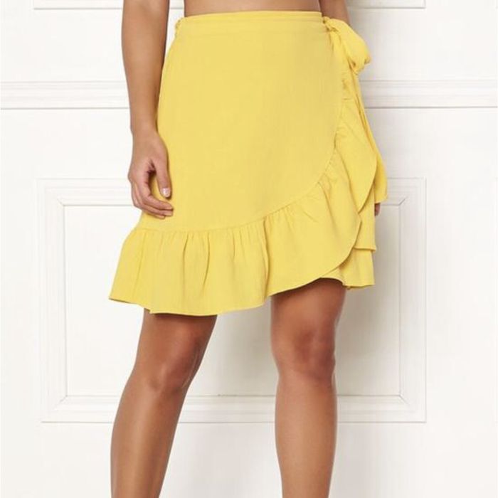 Жовта спідниця на запах з рюшами