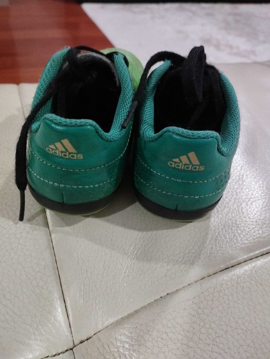 Chuteiras Adidas (tam. 28)
