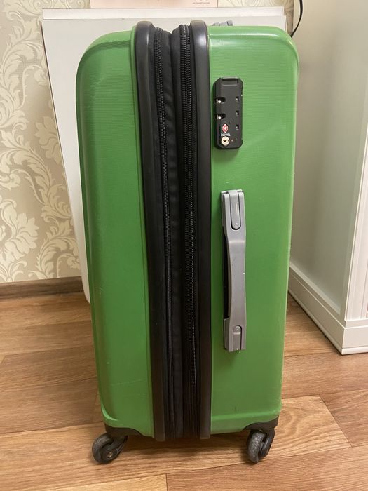 Валіза середнього розміру
