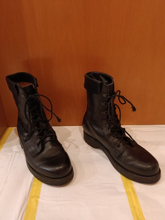 Botas em pele preto, forradas, militar, com sola robusta