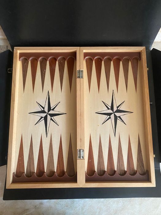 Доска для нард, шахмат и шашек Дошка для нард, шахів та шашок . Нарды