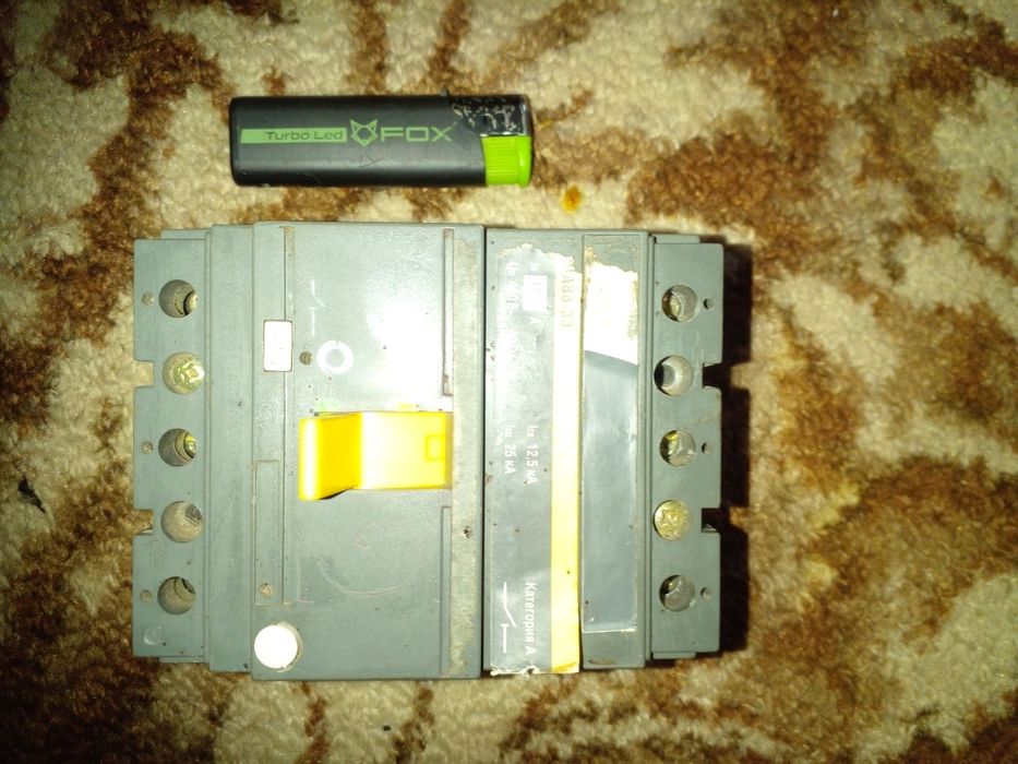 Автоматичний вимикачь