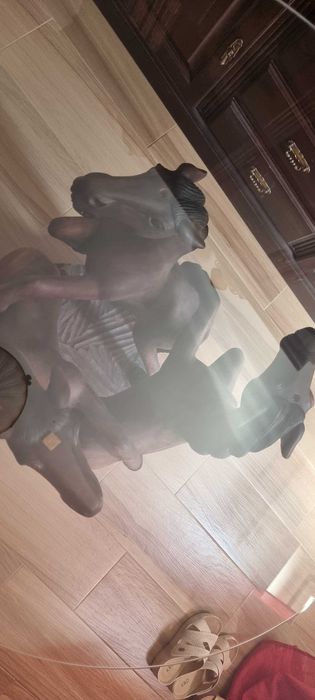 Mesa de madeira Maciça Artesanal esculpida à mão com tampo de vidro