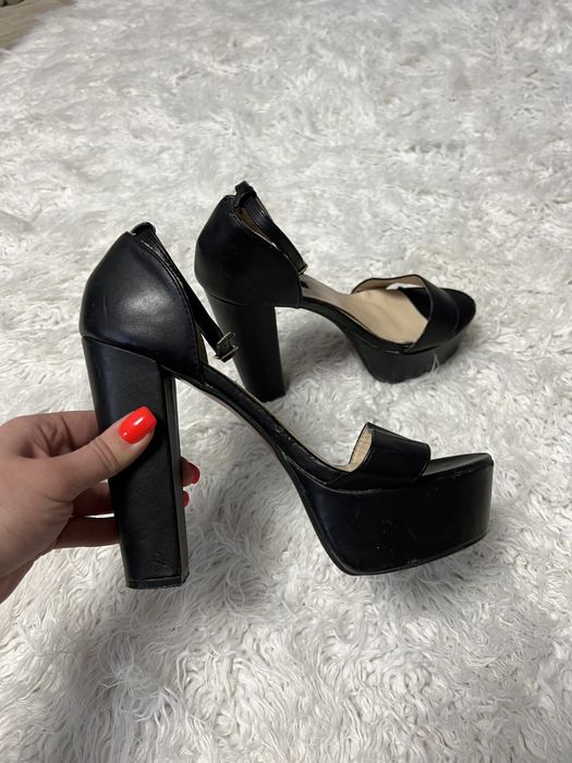 Босоніжки чорні на підборі