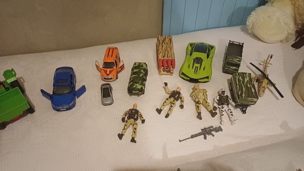 Игрушки детские: машинки, зверюшки, резиновая для растягивания