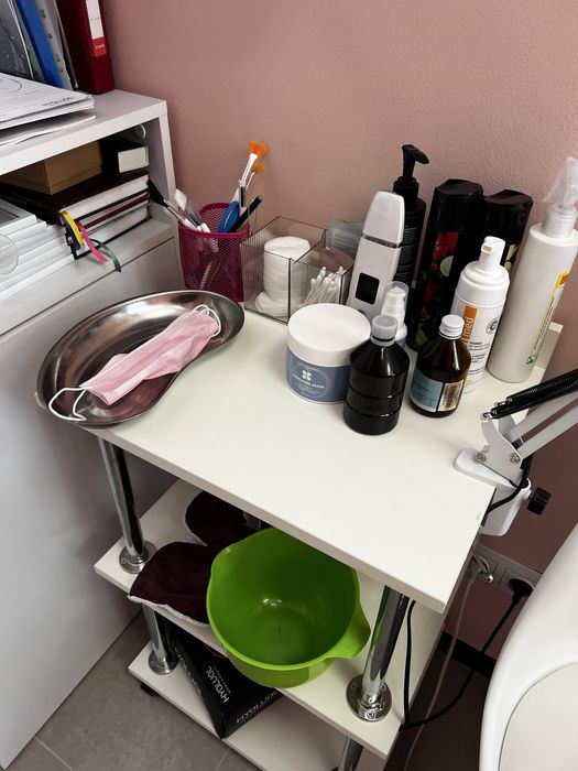 Обладнання для салону краси,меблі,диван,стіл,косметологічні препарати