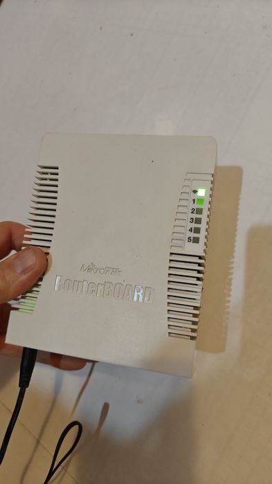 100% Рабочий MikroTIK Роутер Маршрутизаторы  RB951Ui-2Hnd В Упаковке с блоком питания В Идеале