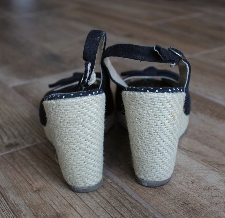 Czarne letnie buty na koturnie espadryle