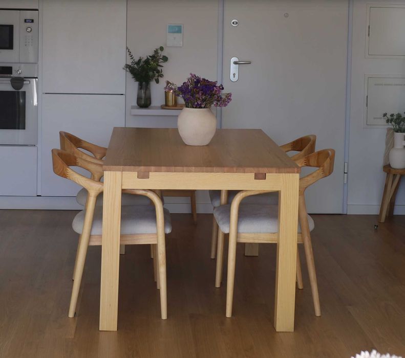 Mesa de jantar extensível + 4 cadeiras