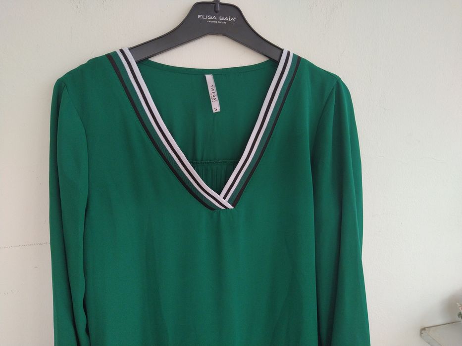 Blusa verde, fluída e original - Tiffosi - Tamanho S