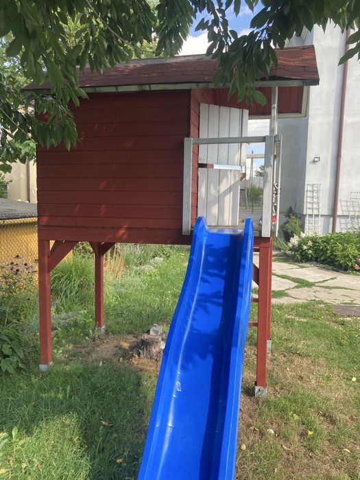 Domek drewniany dla dzieci ze zjezdzalnia