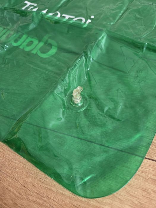 Duża zielona torba z białymi napisami Timotei i Claudia