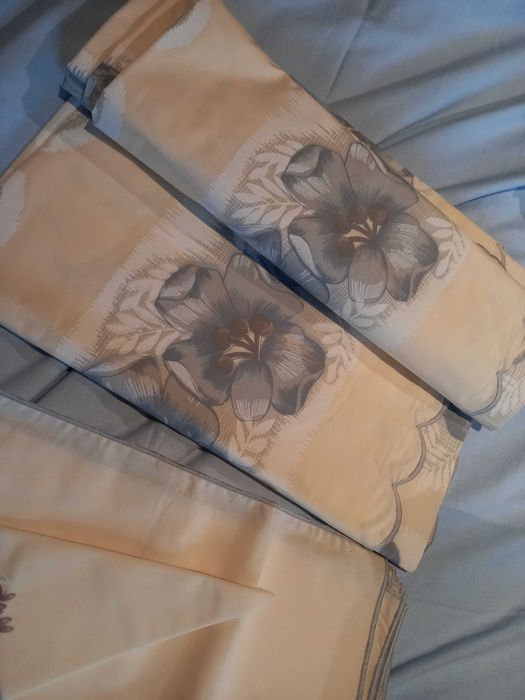 Toalha de mesa, com 12 guardanapos de tecido  do mesmo padrão - França