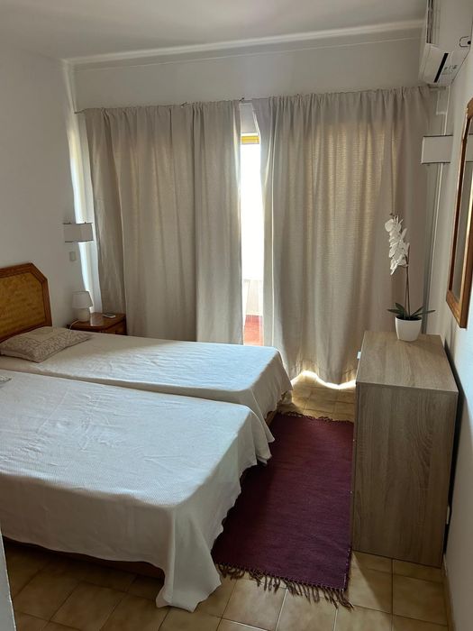 T1 na Praia da Rocha a 200 mts da praia . Com piscina e AC.