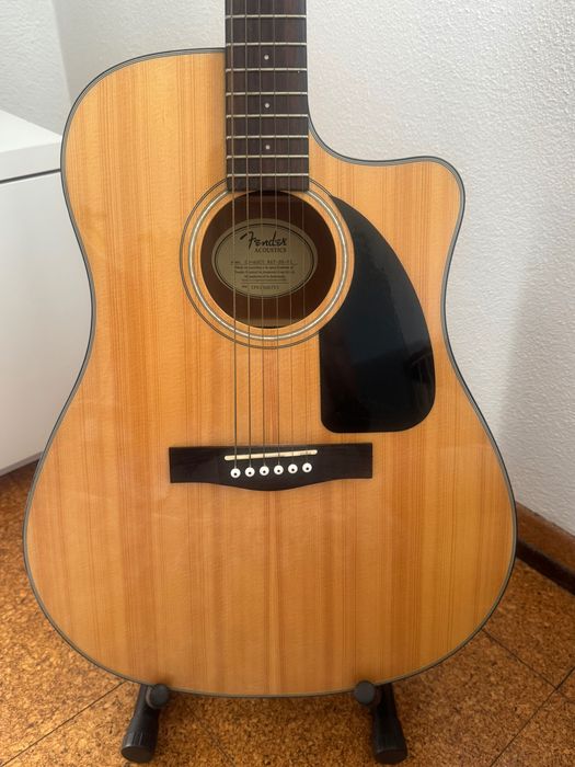 Fender CD-60CE com pouco uso e caixa