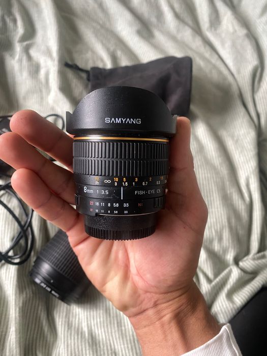 Máquina fotográfica Nikon D7000 com lentes.