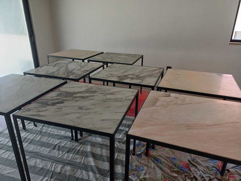 Mesa com tampo em mármore