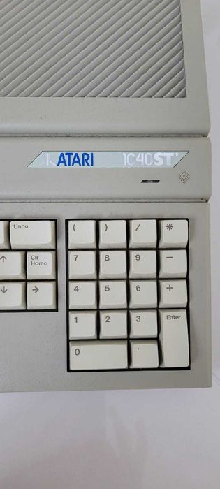 Komputer ATARI 1040ST z kablami.

Stan idealny