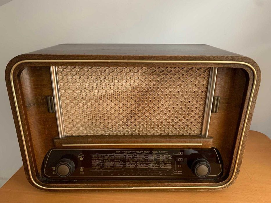 Rádio com caixa em madeira e tecido frontal original