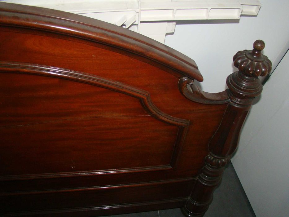 Cama de casal antiga em madeira maciça