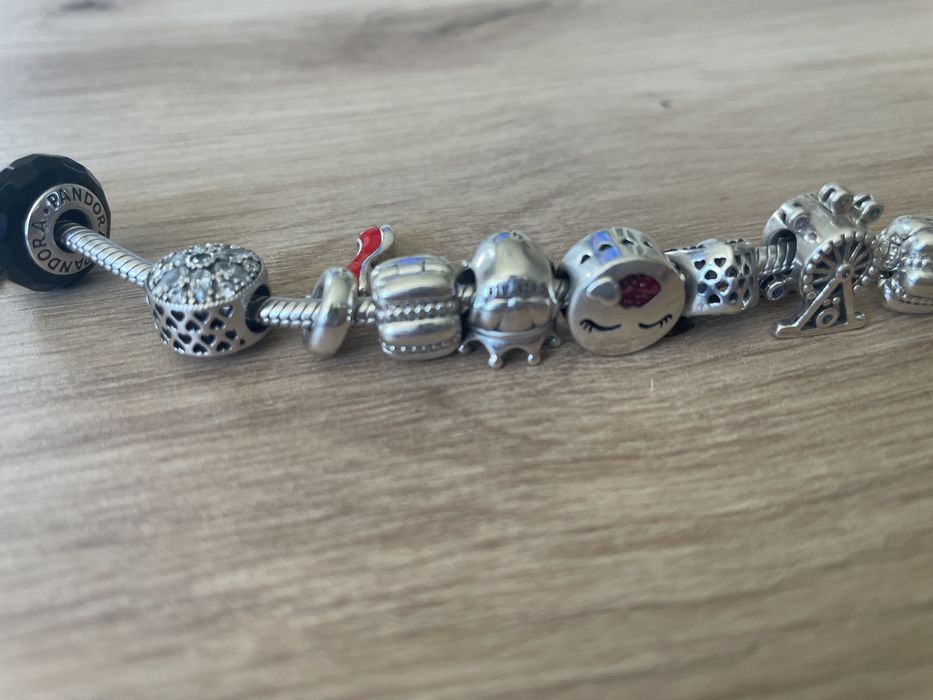 Bransoletka Pandora z 9charms bez jednego czarnego charms