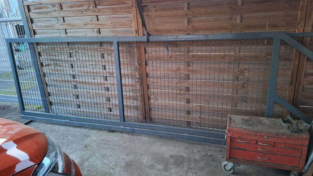 Brama przesuwna  płot