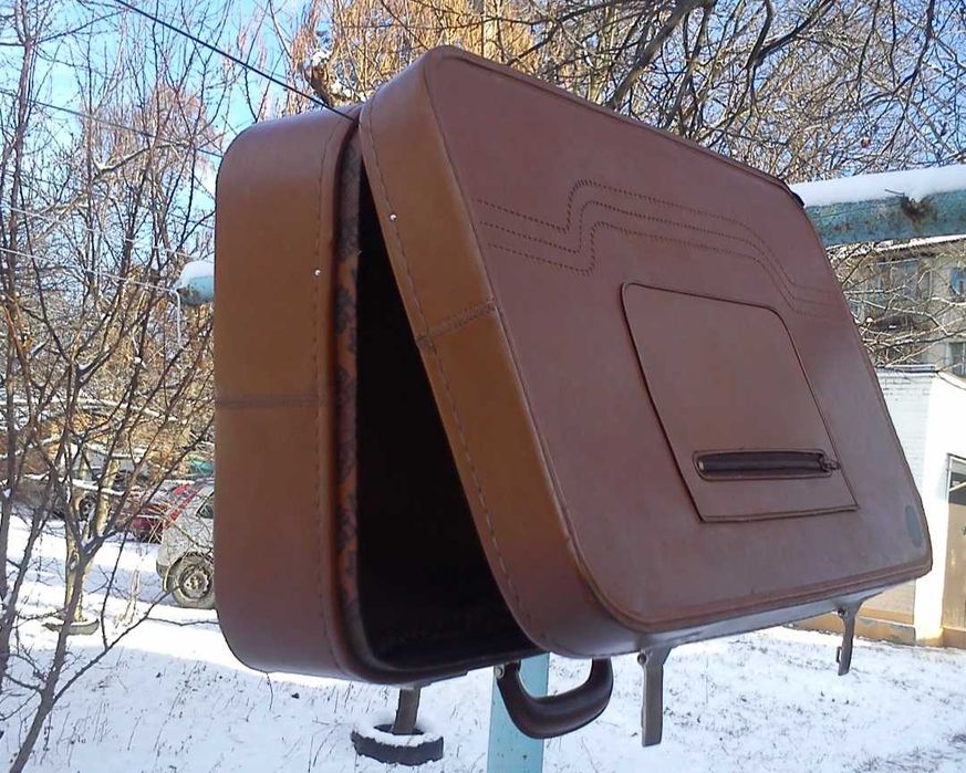 Чемодан из кожзама среднего размера,легкий и прочный 55см.×36см.×16см.