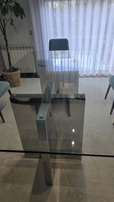 Mesa de jantar de vidro temperado com medidas de 2,20 m por 1,20 m.