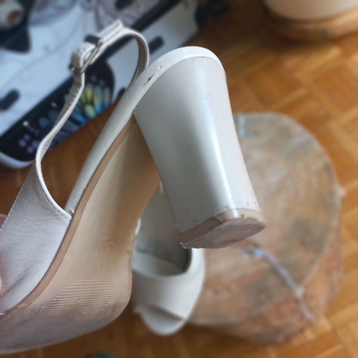 Buty skórkowe,  beżowe, na wysokim słupku, w dobrym stanie