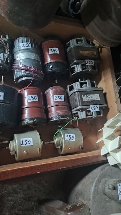 Двигатель, двигун, мотор, електромотор, электродвигатель.