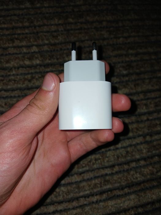 Быстрая зарядка на айфон 20W в отличном состоянии