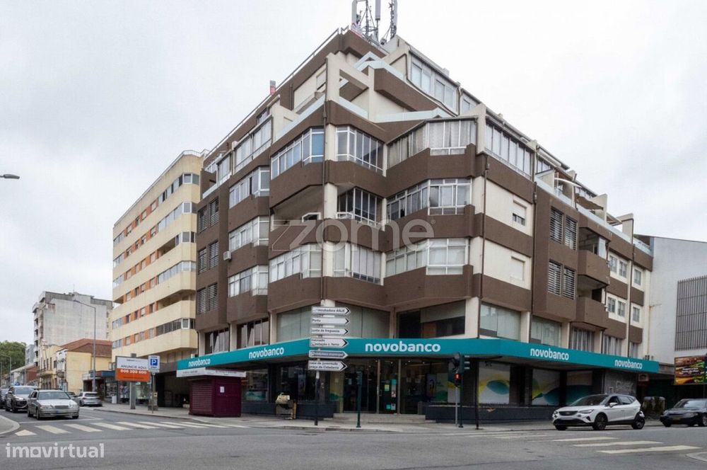 Loja com 118 m², armazém e acesso à garagem no centro de São Mamede...