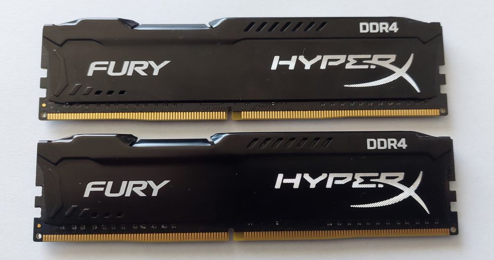 Оперативна памʼять Kingston Fury DDR4.